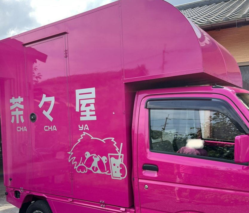 ［茶々屋］様のキッチンカーに「メタリックシルバー」で店名、キャラクターステッカー製作しました。