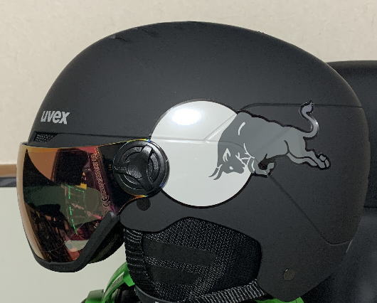 SKI用のヘルメットり両サイドにステッカー製作しました。